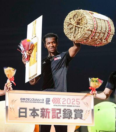 　表彰式で笑顔を見せる村竹ラシッド