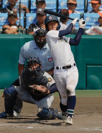 　仙台育英-沖縄尚学　タイブレークの１１回表沖縄尚学１死二塁、宜野座が左越えに適時三塁打を放つ。捕手川尻＝甲子園