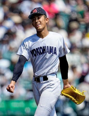 　津田学園を完封し、笑顔を見せる横浜・織田＝甲子園