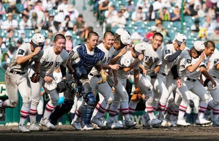 　西日本短大付に勝利し、駆け出す東洋大姫路ナイン＝甲子園