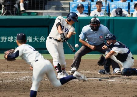 　東洋大姫路-西日本短大付　５回表東洋大姫路２死一、二塁、白鳥が中前に適時打を放つ。投手中野、捕手山下＝甲子園