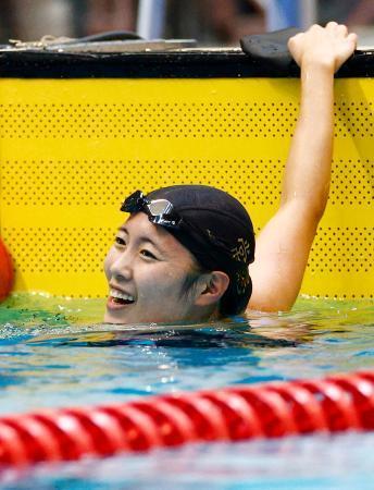 　女子２００メートル平泳ぎ　大会新の２分２４秒６３で優勝した常総学院・中沢心暖＝ひろしんビッグウェーブ