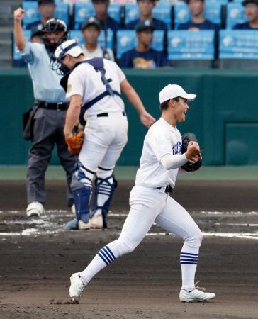 　明豊-県岐阜商　６回表、２死満塁の場面で登板し、打者を空振り三振に仕留めた県岐阜商・柴田＝甲子園