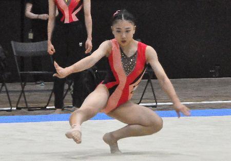 　床運動の演技をする岸里奈＝宇都宮市