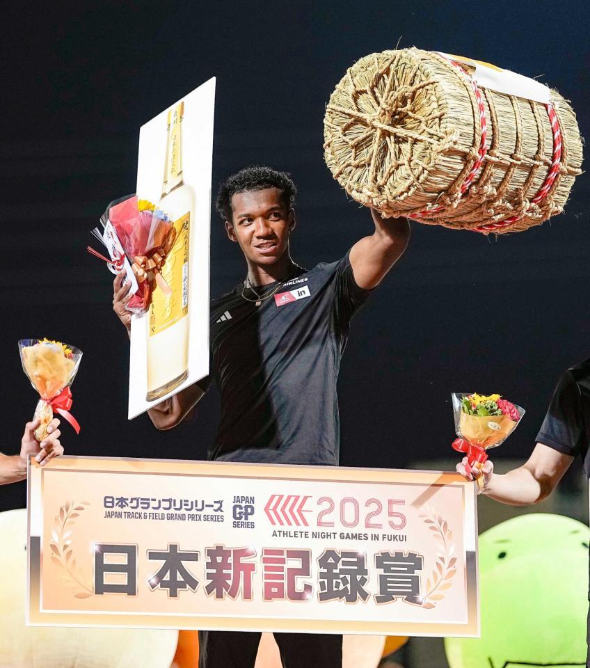 　表彰式で笑顔を見せる村竹ラシッド