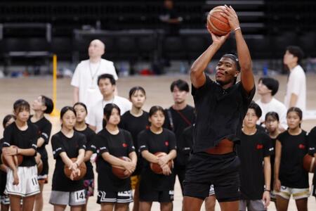 　キャンプ参加者に手本を見せるＮＢＡレーカーズの八村塁