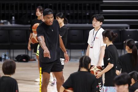 　キャンプ参加者を指導するＮＢＡレーカーズの八村塁（左）