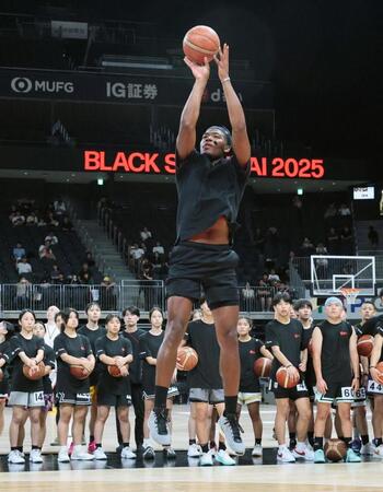 　「ブラックサムライ２０２５」で中高生たちにバスケの指導をする八村塁