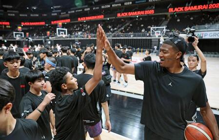 　「ブラックサムライ２０２５」で中高生たちとタッチを交わす八村塁