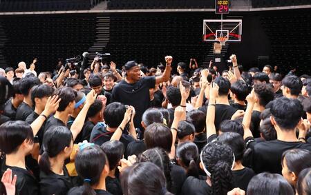 　「ブラックサムライ２０２５」に八村塁が登場し、中高生たちに囲まれる八村塁（中央）