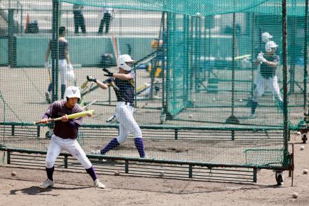 　打撃練習する関東第一の選手たち＝兵庫県西宮市