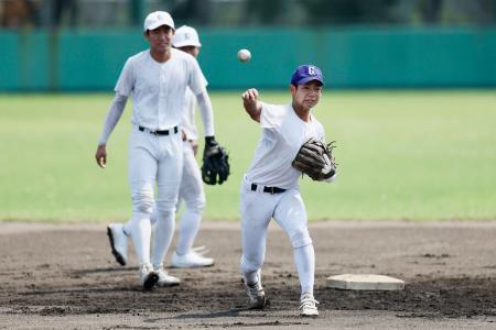 　調整する県岐阜商の選手たち＝兵庫県西宮市