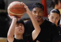 　キャンプ参加者を指導するＮＢＡレーカーズの八村塁（中央）