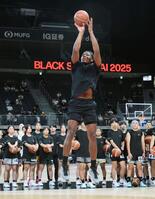 　「ブラックサムライ２０２５」で中高生たちにバスケの指導をする八村塁