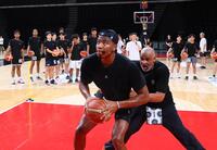 　「ブラックサムライ２０２５」で中高生たちにバスケの指導をする八村塁。右はフィル・ハンディコーチ