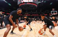 　「ブラックサムライ２０２５」で中高生たちにバスケの指導をする八村塁（左）