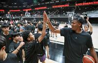 　「ブラックサムライ２０２５」で中高生たちとタッチを交わす八村塁