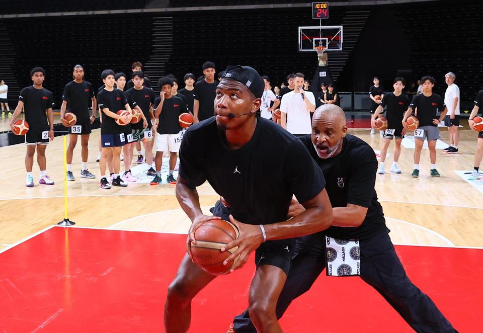 　「ブラックサムライ２０２５」で中高生たちにバスケの指導をする八村塁。右はフィル・ハンディコーチ