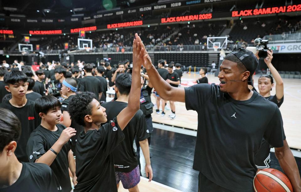 　「ブラックサムライ２０２５」で中高生たちとタッチを交わす八村塁