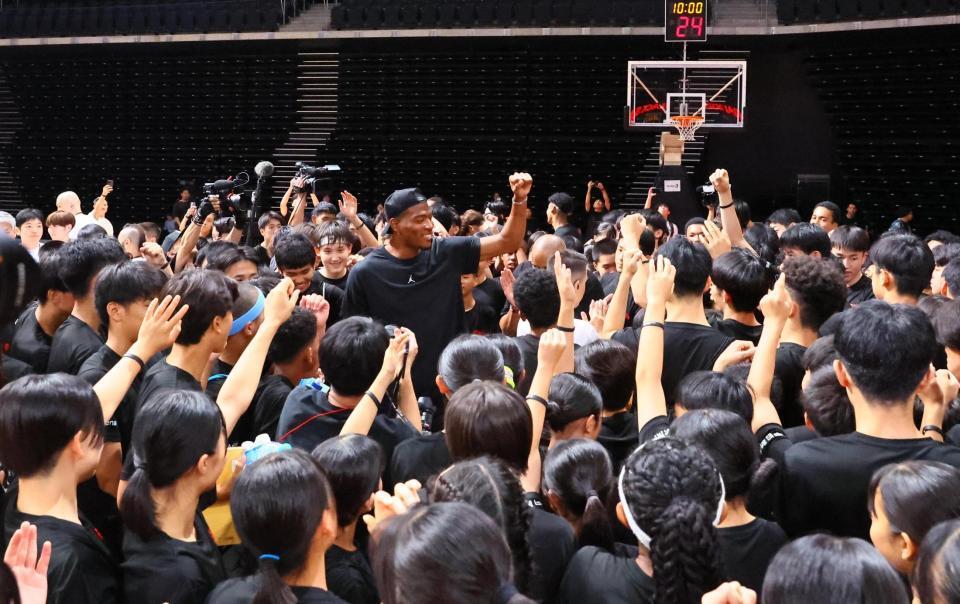 　「ブラックサムライ２０２５」に八村塁が登場し、中高生たちに囲まれる八村塁（中央）