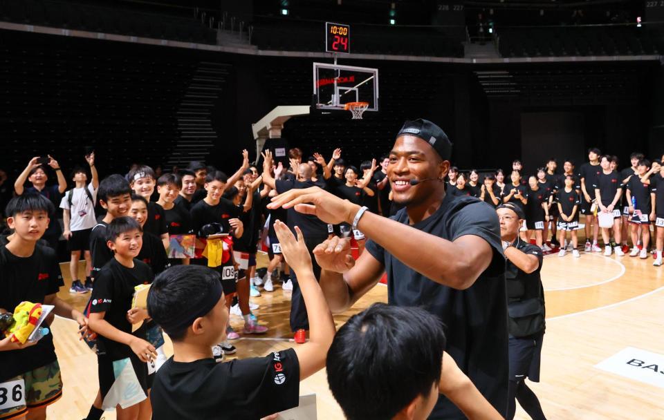 　「ブラックサムライ２０２５」に登場し中高生たちとハイタッチを交わす八村塁　