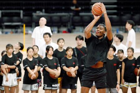 　キャンプ参加者に手本を見せるＮＢＡレーカーズの八村塁