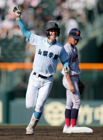 　京都国際-山梨学院　２回裏、同点本塁打を放ち笑顔で三塁に向かう山梨学院・横山＝甲子園