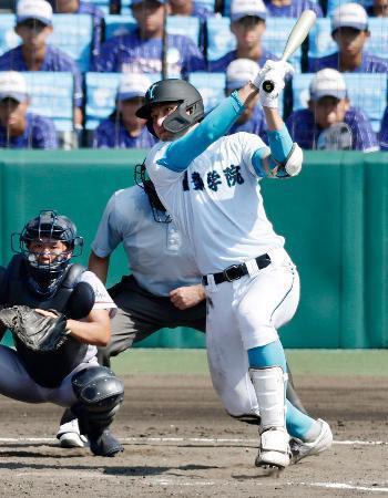 　京都国際-山梨学院　５回裏山梨学院１死満塁、菰田が右越えに走者一掃の三塁打を放つ。捕手猪股＝甲子園