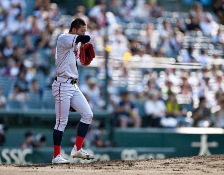 　京都国際-山梨学院　２回裏、山梨学院・横山に同点本塁打を浴びた京都国際・西村＝甲子園