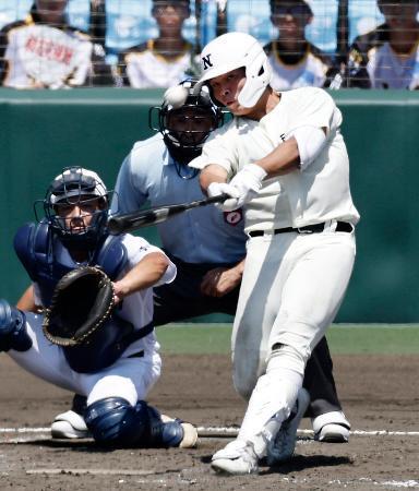 　関東第一-日大三　５回表日大三２死、田中諒が左越えに本塁打を放つ。捕手中浜＝甲子園