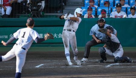 　県岐阜商-横浜　タイブレークの１１回裏県岐阜商２死一、三塁、坂口が左前にサヨナラ打を放つ。投手奥村頼、捕手駒橋＝甲子園