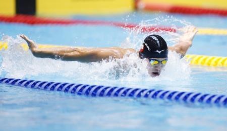 　男子１００メートルバタフライ決勝　２連覇した淑徳巣鴨・塩田直也＝ひろしんビッグウェーブ