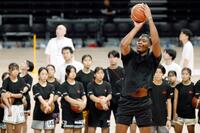 　キャンプ参加者に手本を見せるＮＢＡレーカーズの八村塁