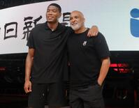 　名古屋市内で取材に応じた八村（左）、フィル・ハンディさん