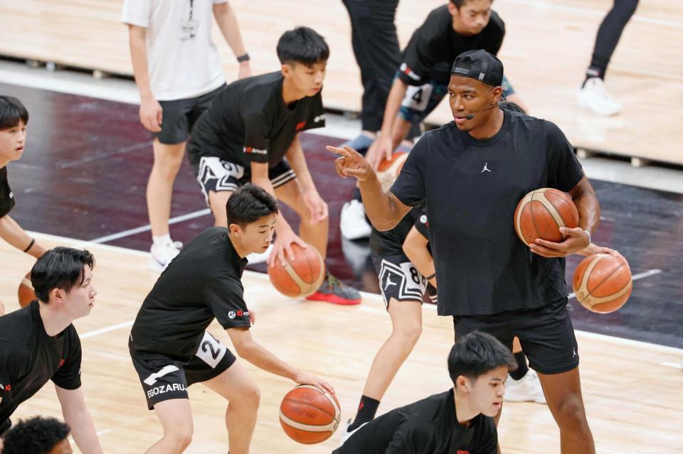 　キャンプ参加者を指導するＮＢＡレーカーズの八村塁
