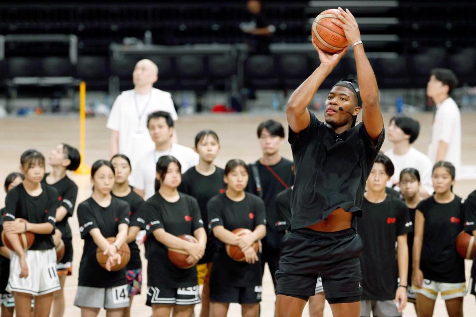 　キャンプ参加者に手本を見せるＮＢＡレーカーズの八村塁