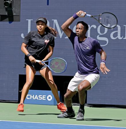 　混合ダブルス１回戦でプレーする大坂なおみ（左）、ガエル・モンフィス組＝ニューヨーク（共同）