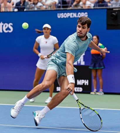 　混合ダブルス１回戦でプレーするカルロス・アルカラス（手前）、エマ・ラドゥカヌ組＝ニューヨーク（共同）