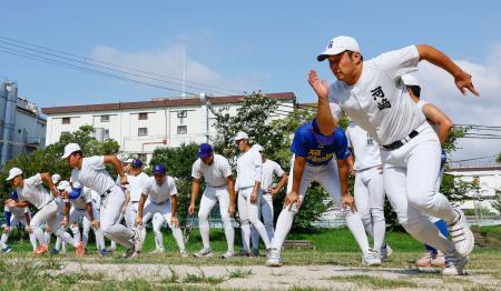 　調整する県岐阜商ナイン＝兵庫県西宮市