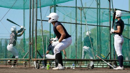 　打撃練習する日大三ナイン＝兵庫県西宮市