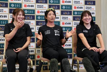 　インタビューに答える（左から）佐藤綾乃、高木美帆、堀川桃香