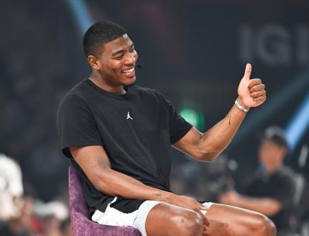 　トークショーでファンの質問にポーズで答えるＮＢＡレーカーズの八村＝ＩＧアリーナ