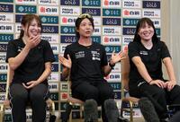 　インタビューに答える（左から）佐藤綾乃、高木美帆、堀川桃香