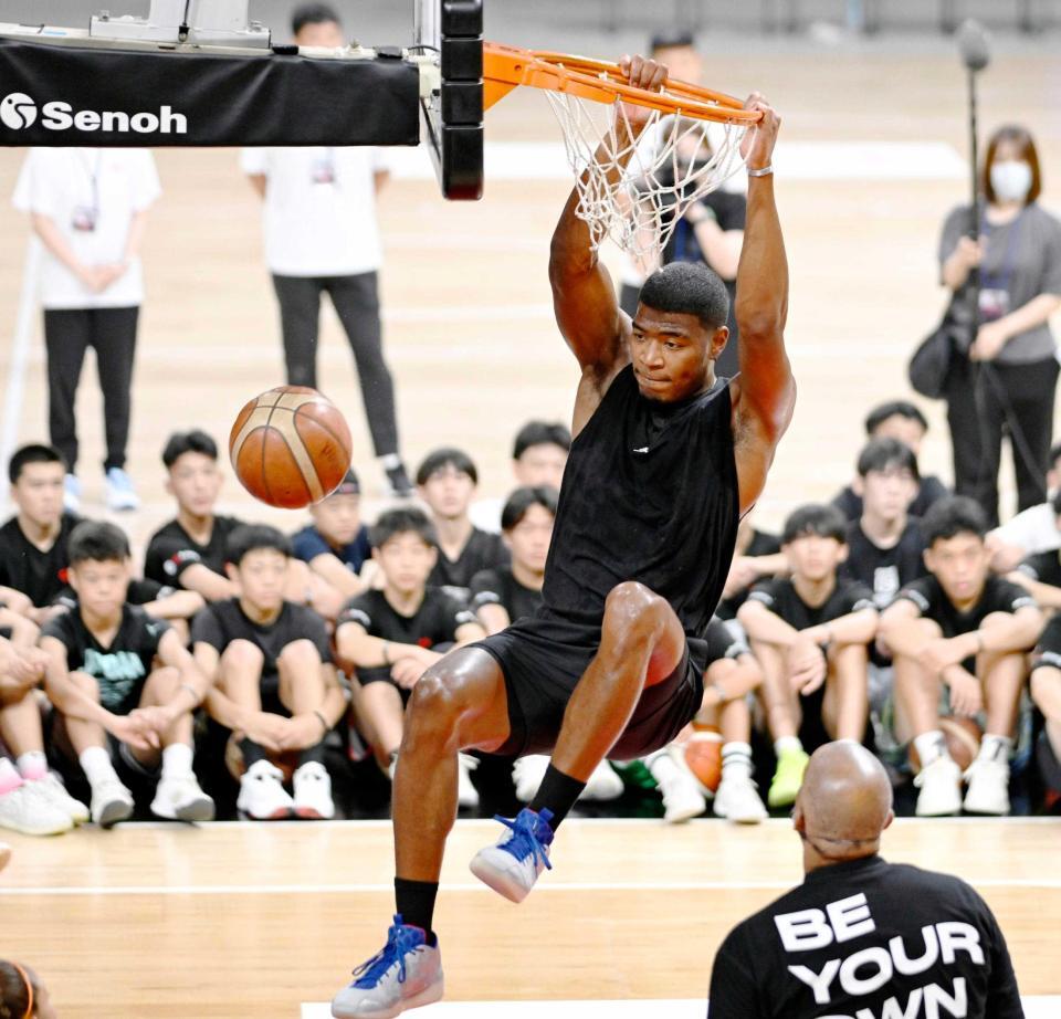 　ＮＢＡの試合前に実践している練習を披露するレーカーズの八村