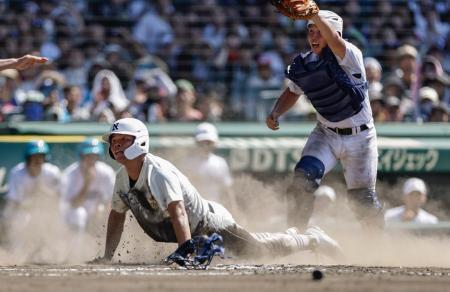 　日大三-県岐阜商　８回表日大三１死一、二塁、近藤の中前打で二走田中諒が同点の生還。捕手小鎗＝甲子園