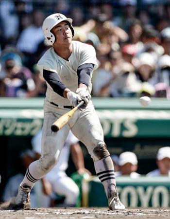　日大三-県岐阜商　タイブレークの１０回表日大三１死二、三塁、近藤が中前に決勝打を放つ＝甲子園