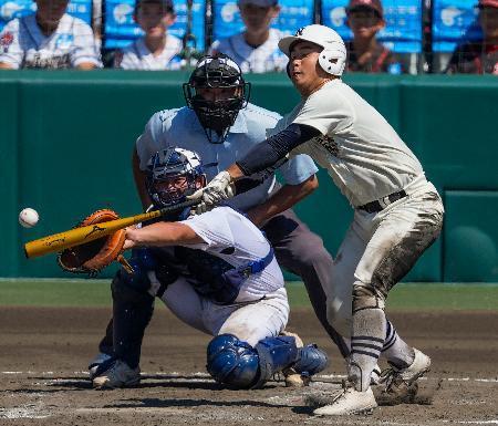 　日大三-県岐阜商　タイブレークの１０回表日大三１死二、三塁、近藤が中前に決勝打を放つ。捕手小鎗＝甲子園