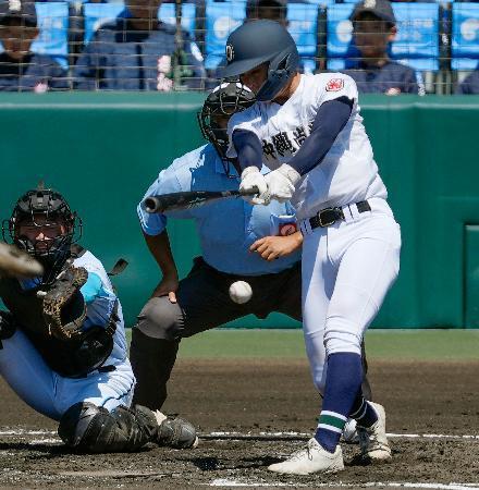 　沖縄尚学-山梨学院　１回裏沖縄尚学２死三塁、宜野座が左前に同点打を放つ。捕手横山＝甲子園
