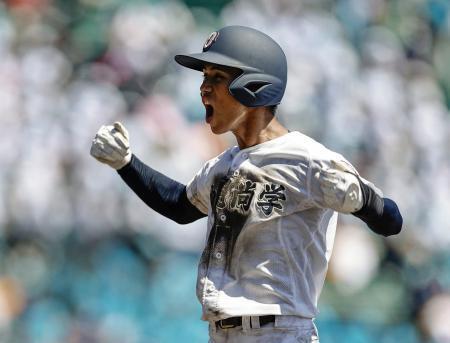 　沖縄尚学-山梨学院　７回裏、決勝打を放ち喜ぶ沖縄尚学・比嘉＝甲子園