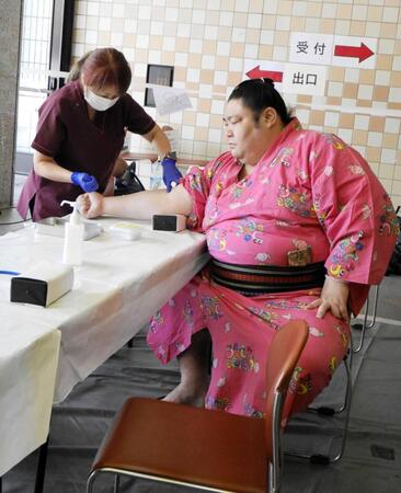 　採血を受ける剣翔